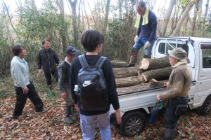 軽トラに積み込んで、里山フィールドに運びます。